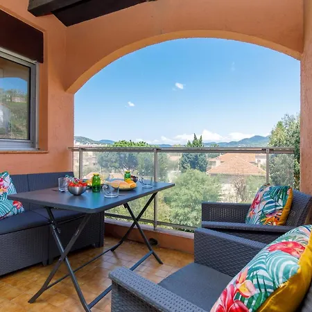 Le Maxi Moi Yourhosthelper *